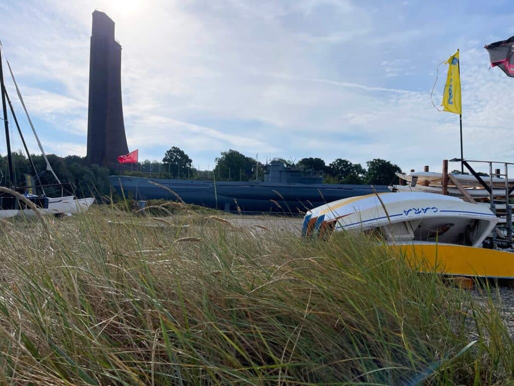 uboot-am-strand-von-laboe-hinter-dünengras