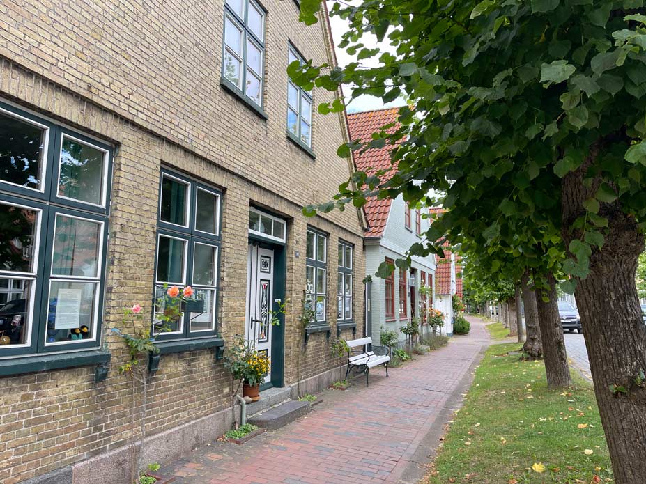 häuser am fußgängerweg in arnis in der schlei region