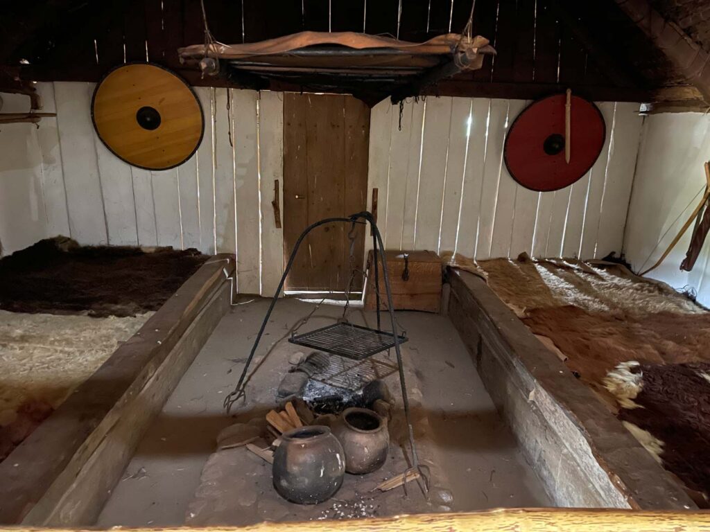 innenansicht einer hütte in haitabu