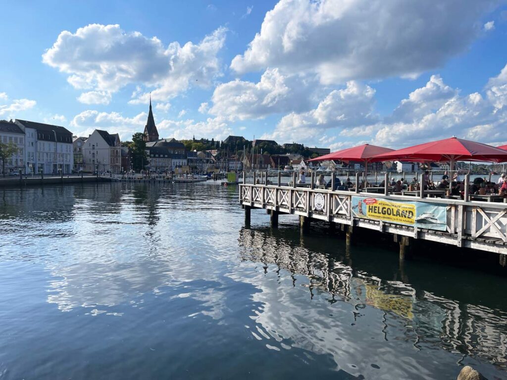 uferpromenade in flensburg an einem sommerabend mit blick auf die stadt