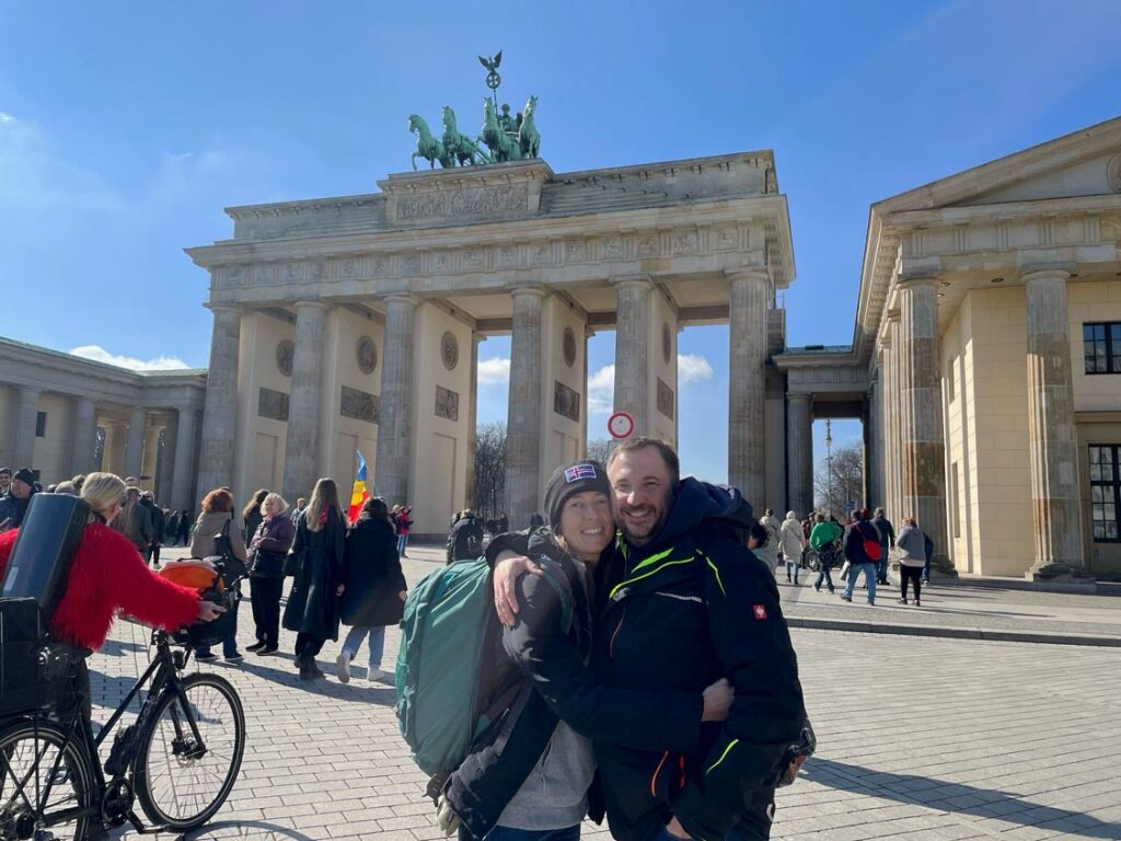 strandfamilie vor brandenburger tor in berlin