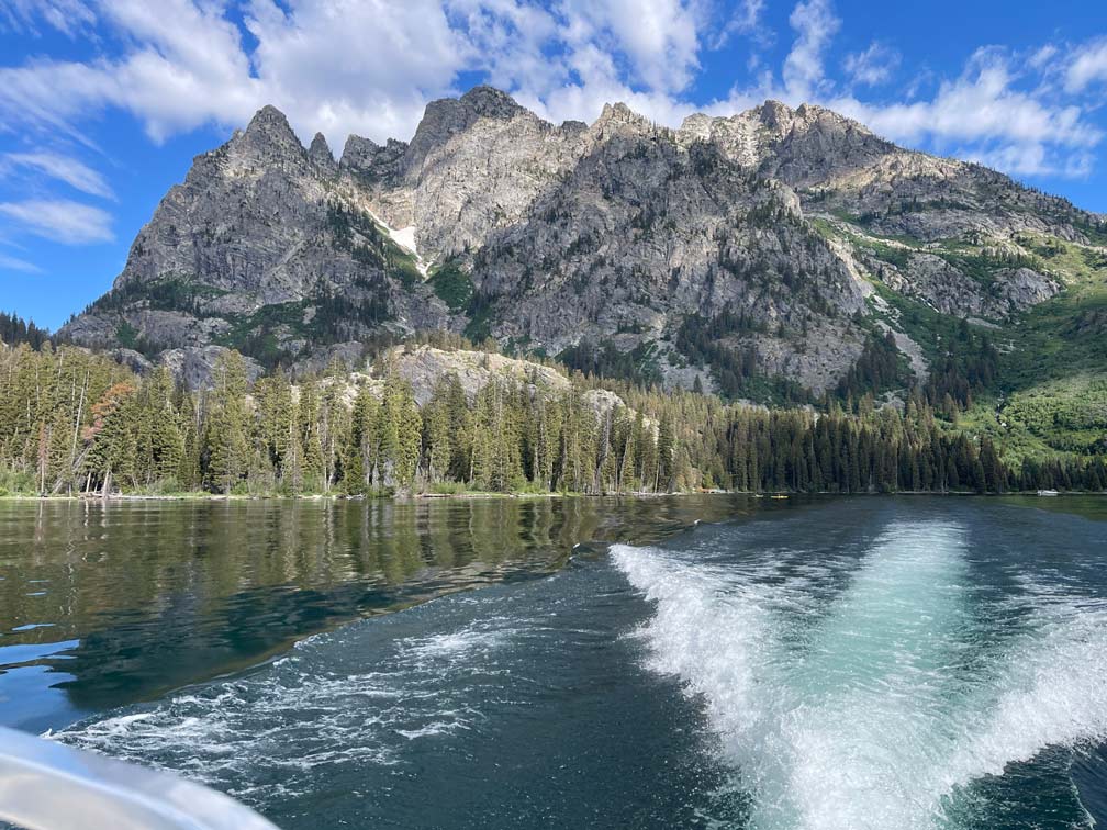 bootspur im wasser auf jenny lake mit blick auf berge grand teton nationalpark