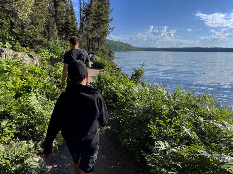 zwei teenager wandern am jenny lake