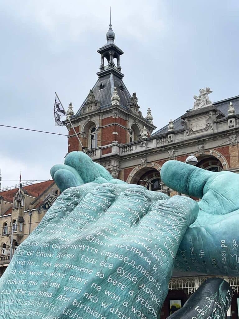 Die Sehenswürdigkeiten in Amsterdam in 3 Tagen skulptur hände vor theater in amsterdam