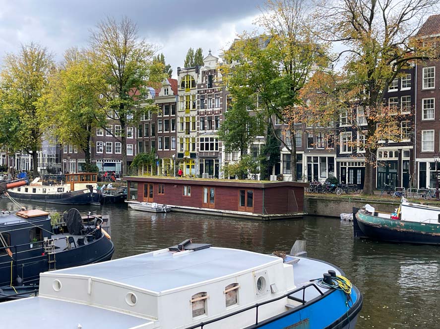 Die Sehenswürdigkeiten in Amsterdam in 3 Tagen kanal in amsterdam mit booten