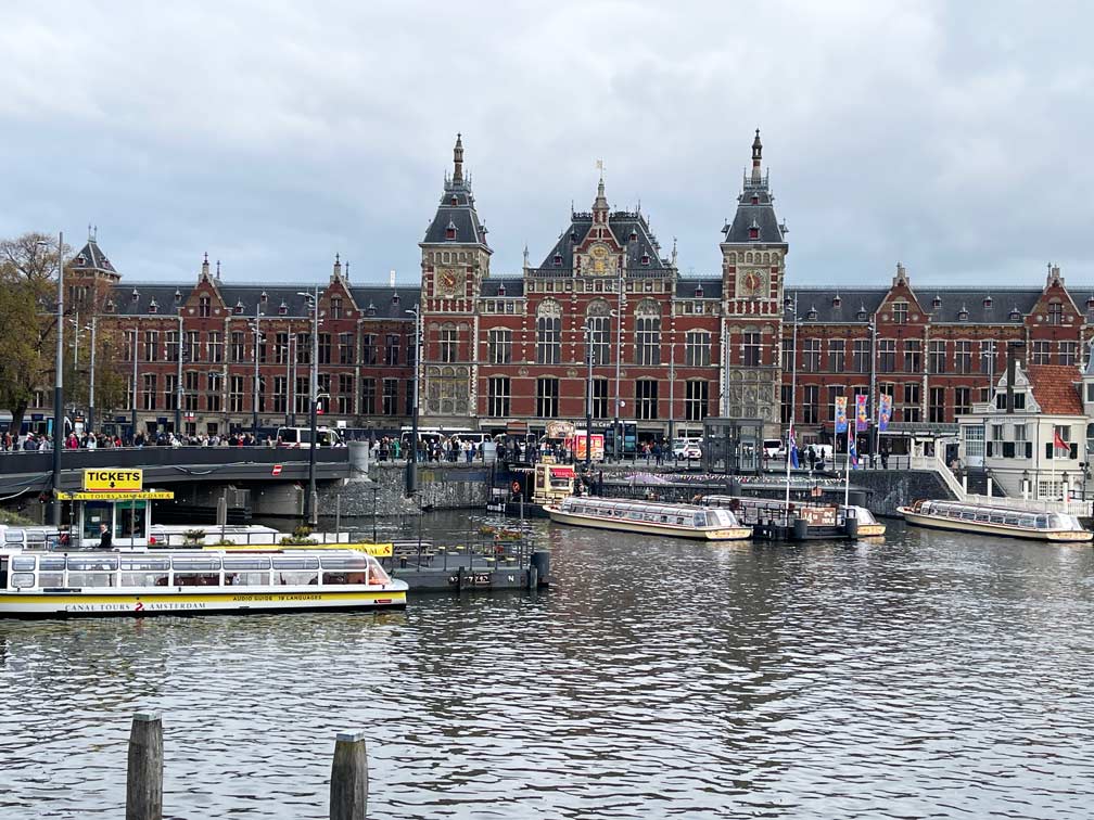 Die Sehenswürdigkeiten in Amsterdam in 3 Tagen bahnhof gebäude in amsterdam