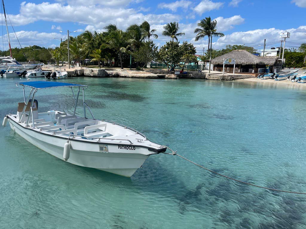 boot im karibischen meer dre dom rep