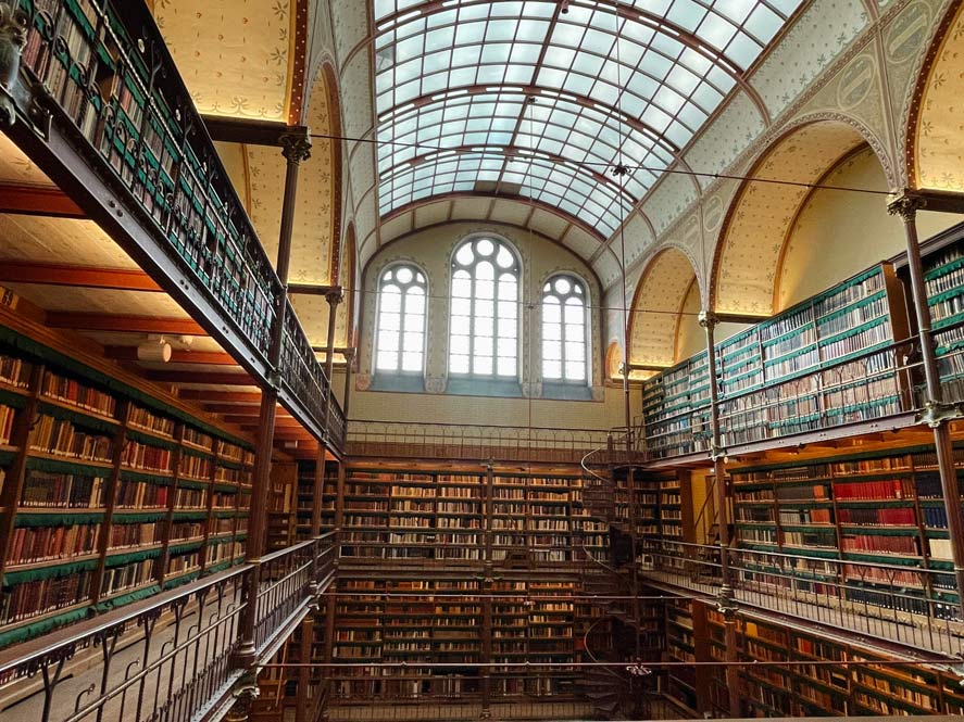 bibliothek im rijksmuseum in amsterdam mit bücherregalen und wendeltreppen
