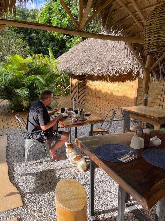 mann frühstückt in der dominikanischen republik