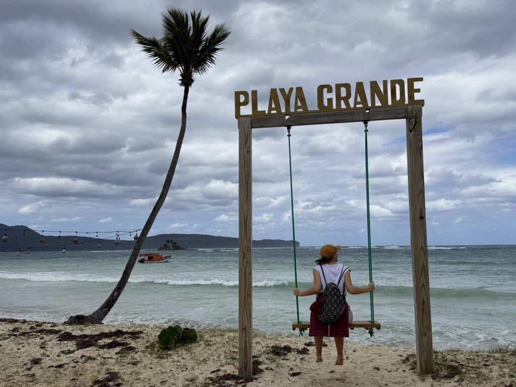 frau auf strandschaukel in las galeras in der dom rep