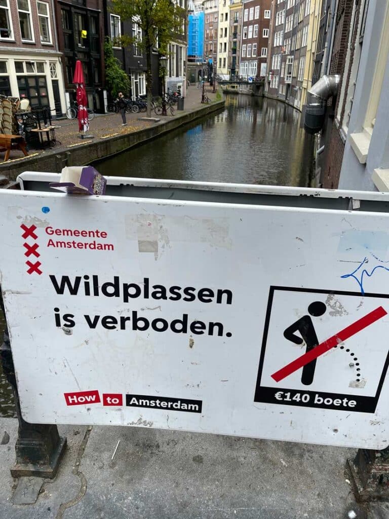Die Sehenswürdigkeiten in Amsterdam in 3 Tagen schild in amsterdam "wildplassen is verboden"