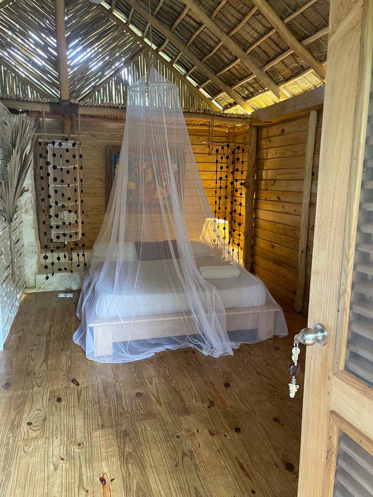 hotelbett mit moskitonetz in der dom rep