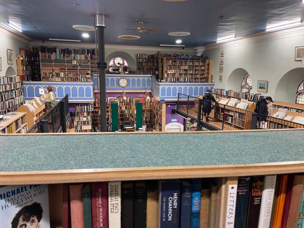 buchladen in alter kirche in inverness