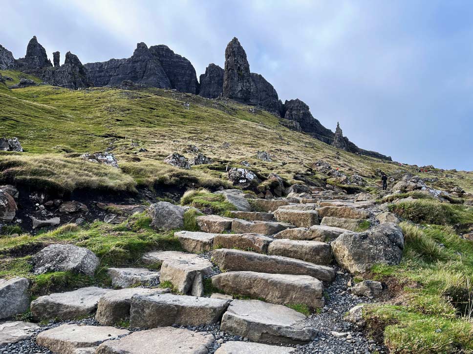 steintreppen zu old man of storr auf skye