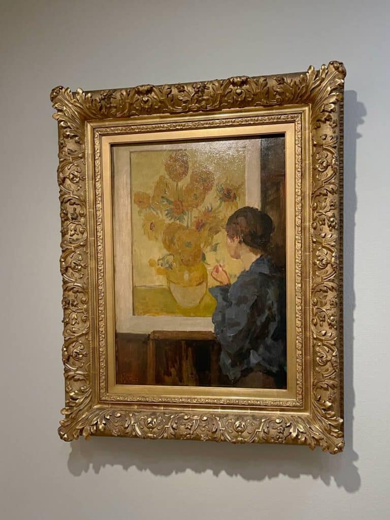 bild von isaac israel bild einer frau vor den bekannten gelben van gogh sonnenblumen