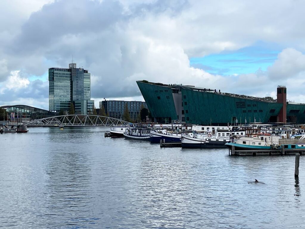 nemo-science-museum-in-amsterdam-ansicht-vom kanal-auf das gebäude