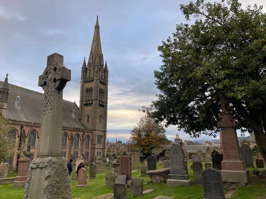 old church in inverness mit friedhog beim sonnenuntergang
