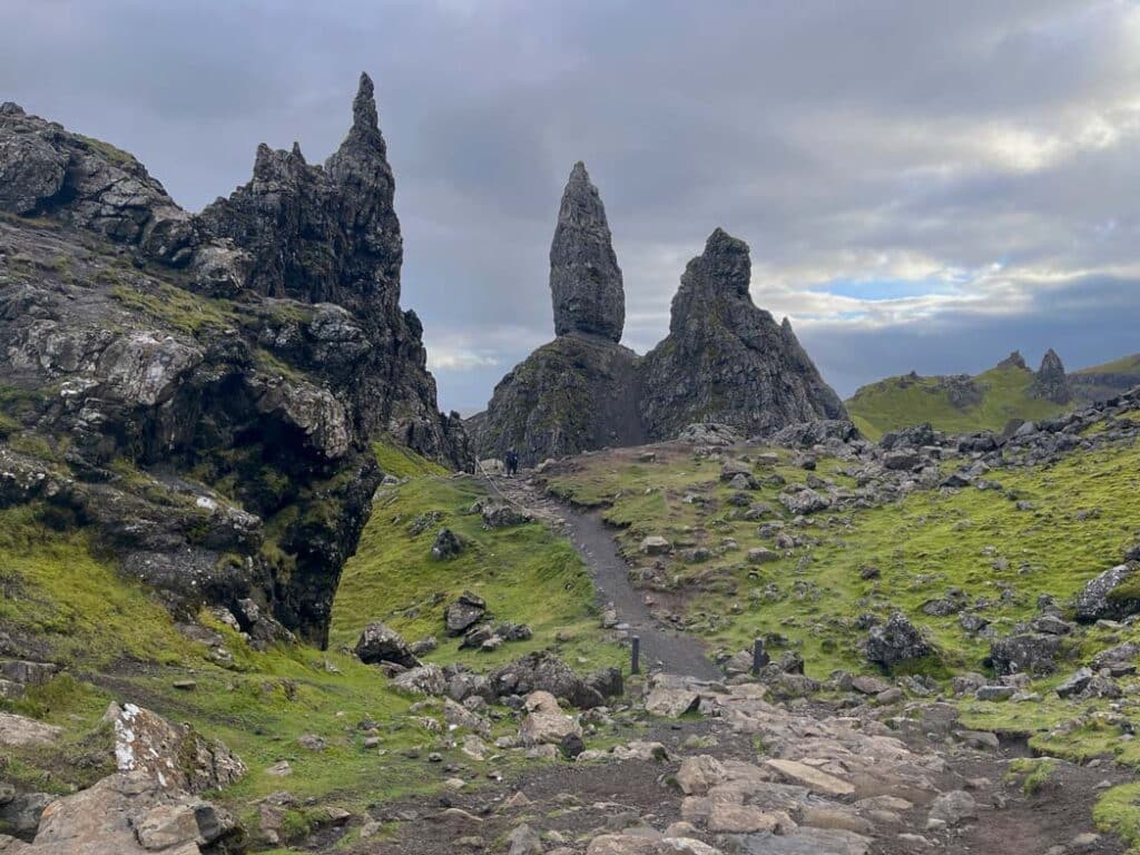 felsformation old man of storr auf skye felsen die wie nadeln in die höhe stehen