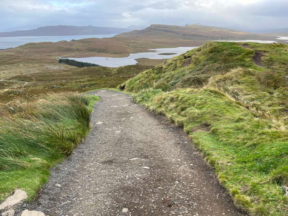 blick bis zum meer von old man of storr