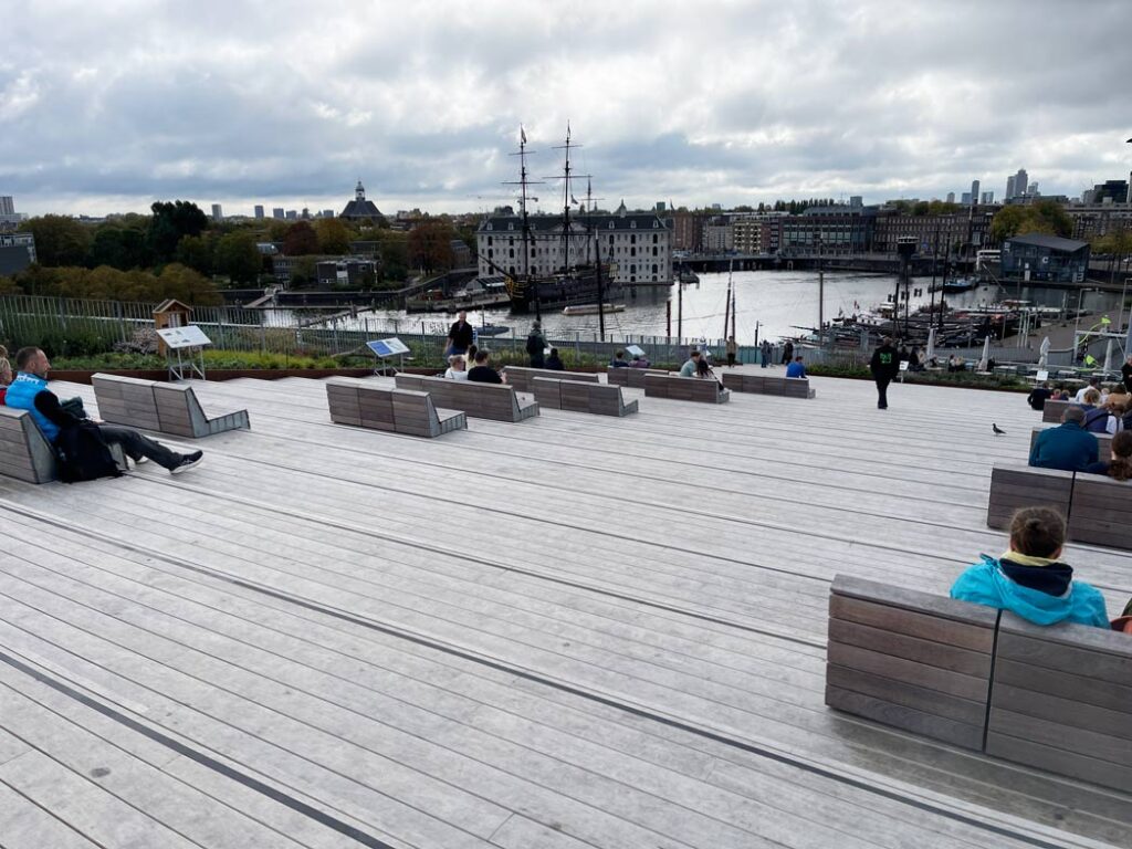 panoramaterrasse im nemo museum mit holzverkleidung und sitzmöglichkeiten
