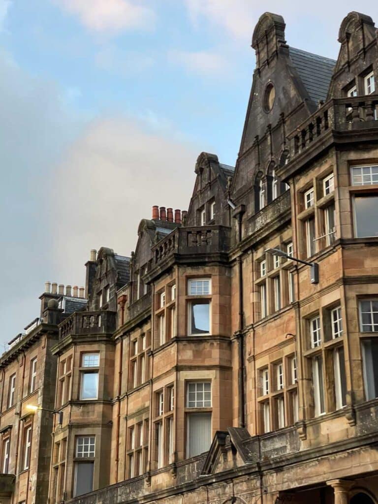 britische reihenhäuser in oban werden von der abendsonne angeleuchtet