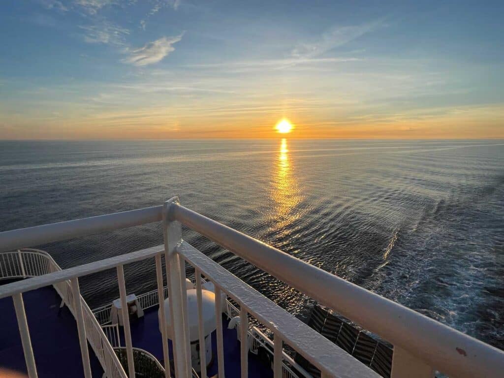 sonnenuntergang auf der faehrfahrt von schottland in die niederlande