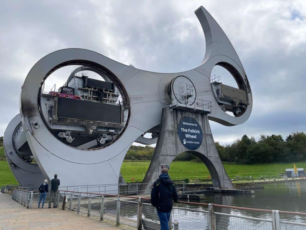 falkirk wheel in schottland - hebewerk für boote