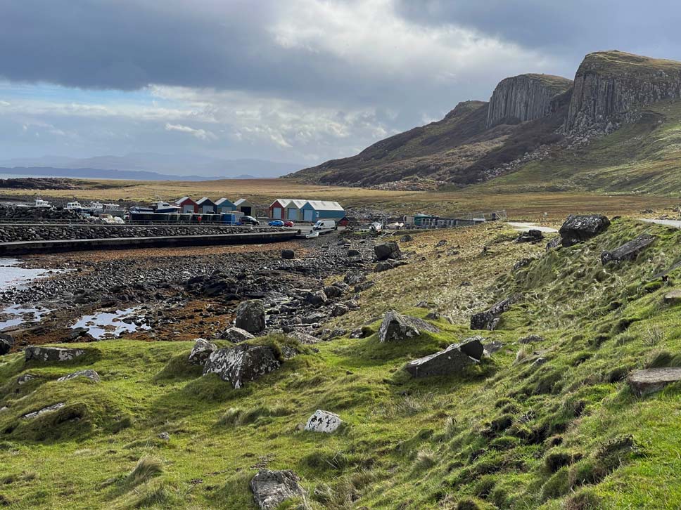grüne landschaft mit bergen im hintergrund in schottland