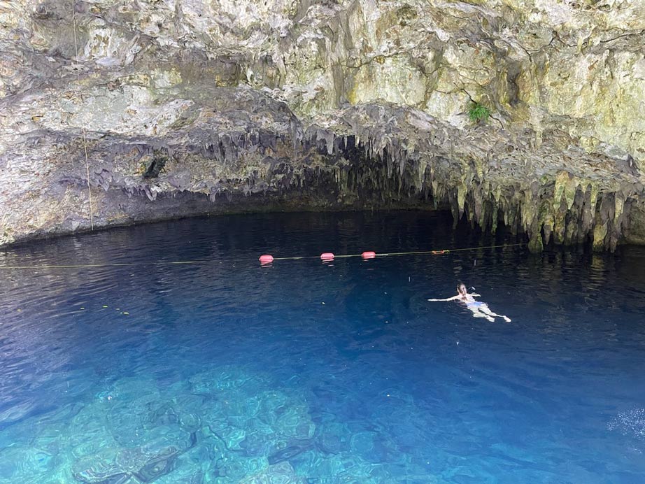 frau schwimmt in lagune in der dom rep