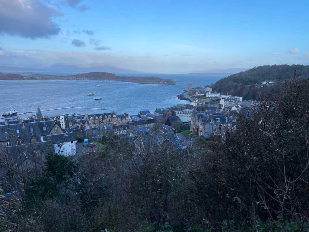ausblick über oban in schottland