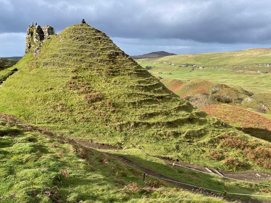 fairy glen grüne hügel auf isle of skye