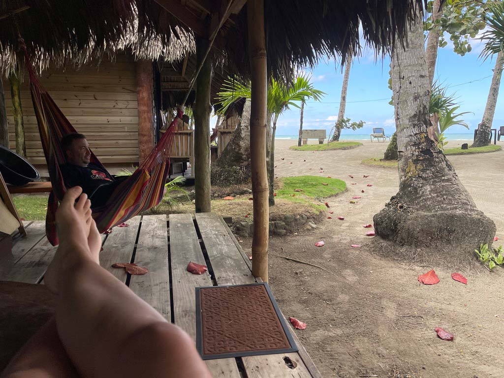 paar auf terrasse unter strohdach an strandhütte in der dom rep