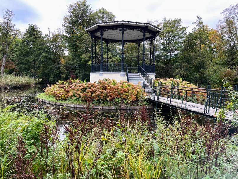 Die Sehenswürdigkeiten in Amsterdam in 3 Tagen überdachtes häuschen auf see im vondelpark in amsterdam