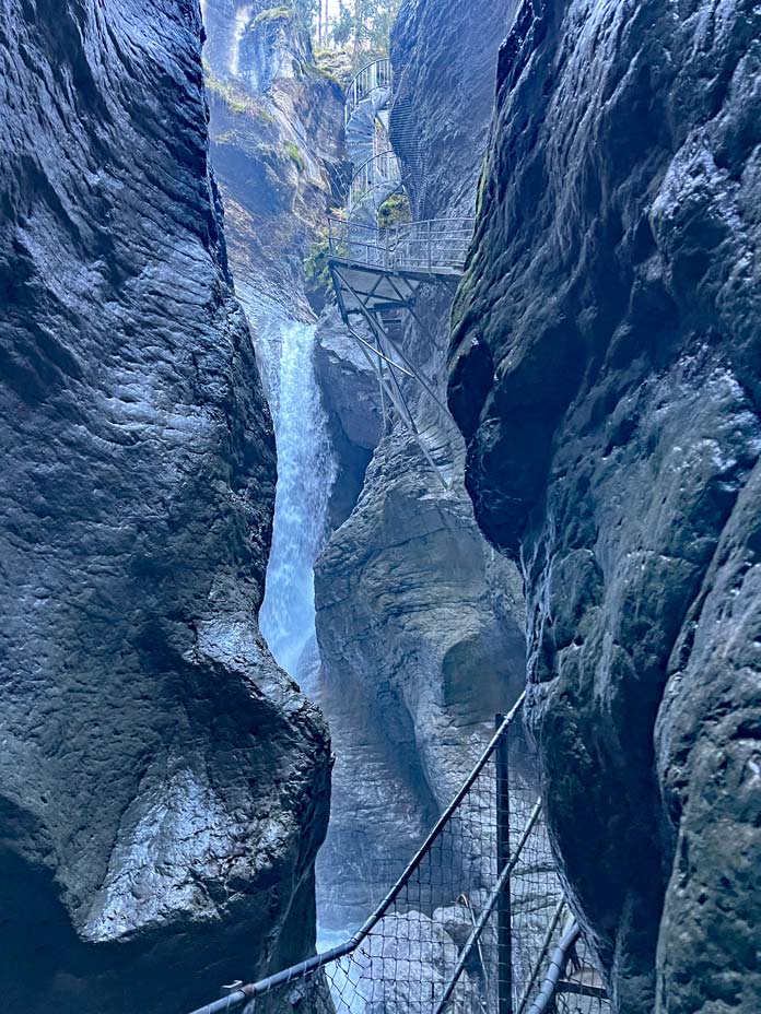 wasserfall in enger schlucht in der schweiz - cholorenschlucht