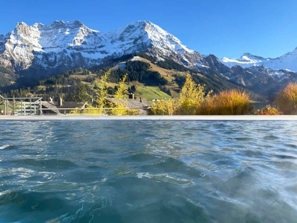aussenpool mit bergpanorama schweiz
