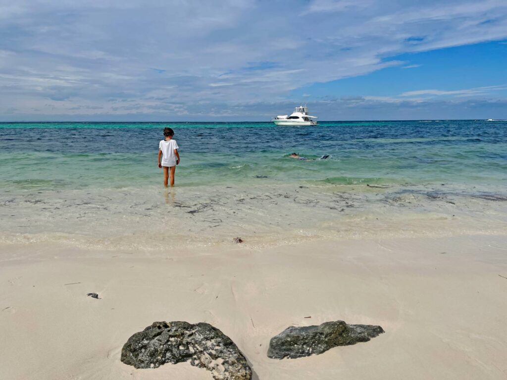 kind an weißem strand in australien