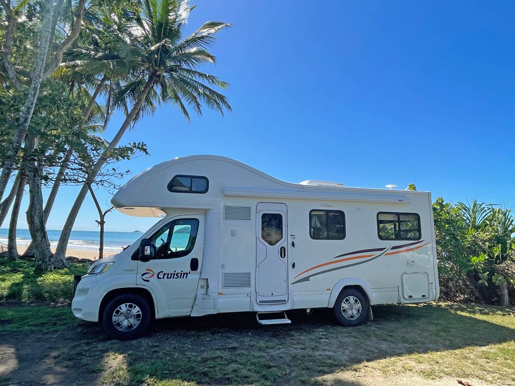 wohnmobil in australien unter palme am strand