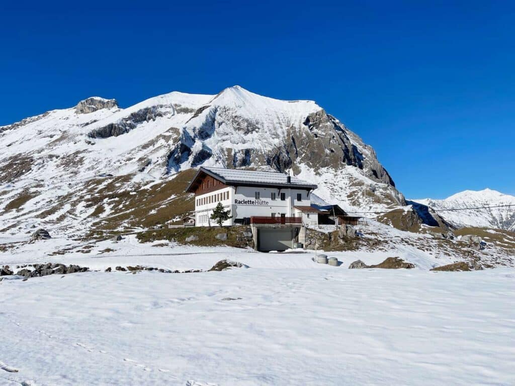 raclettehuette auf der engstligenalp bei adelboden im schnee