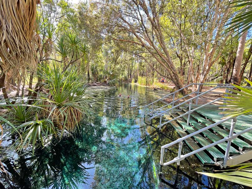 heiße quellen in australien in tropischer landschaft