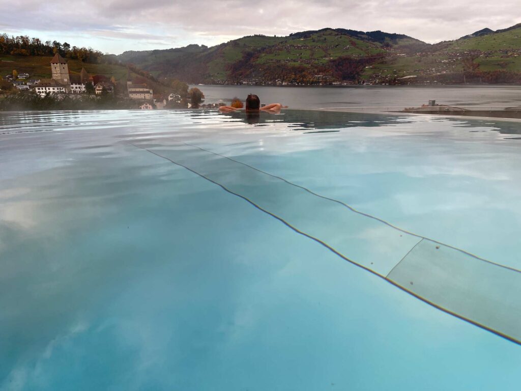 infinitypool mit blick auf thunersee und burg spiez