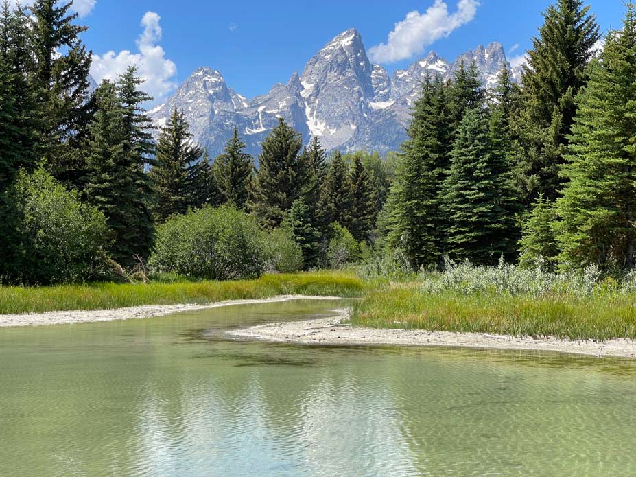seichter fluss im grand teton nationalpark der auf diese bergkette führt