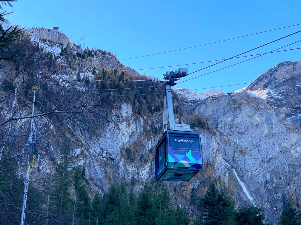 seilbahn auf die engstligenalp daneben wasserfaelle