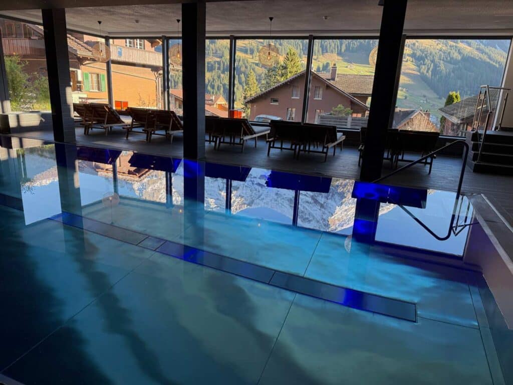 spiegelung der berge im innenpool im hotel the cambrian