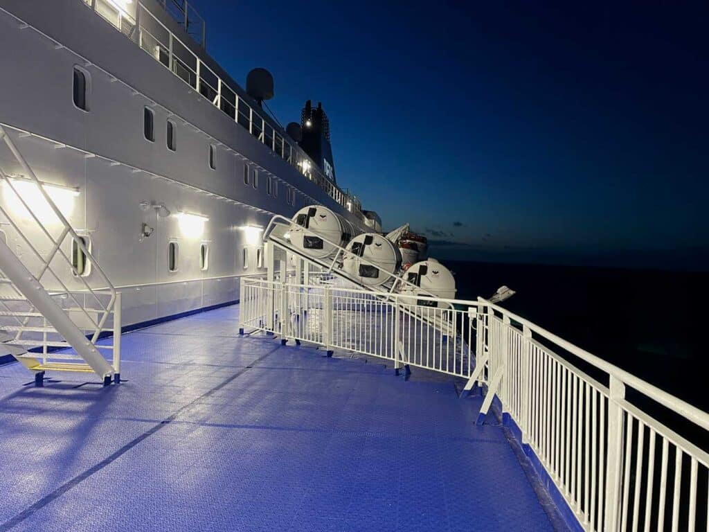 faehre dfds bei dunkelheit