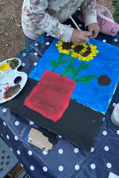 kind malt ein bild mit wassermalfarben