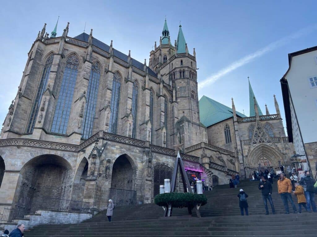 blick auf den dom in erfurt und die domstufen