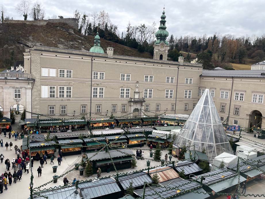 blick vom domquartier auf den weihnachtsmarkt in salzburg
