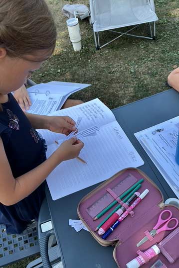 kind arbeitet in arbeitsheft während ihrer weltreise