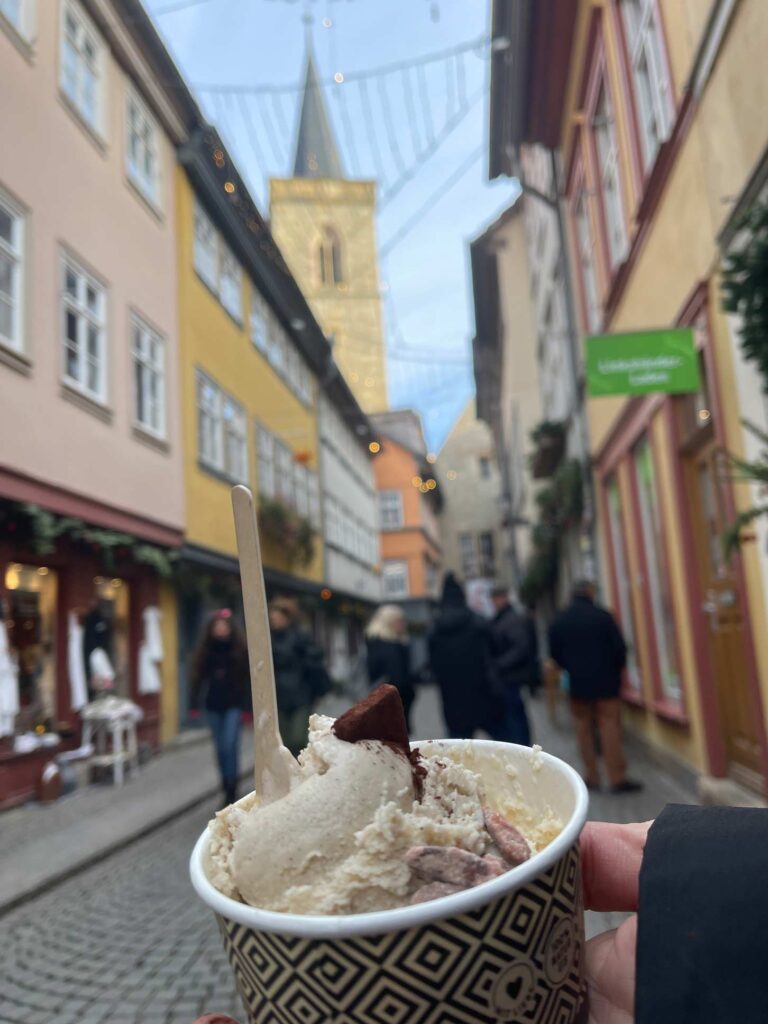 eisbecher auf der kraemerbruecke