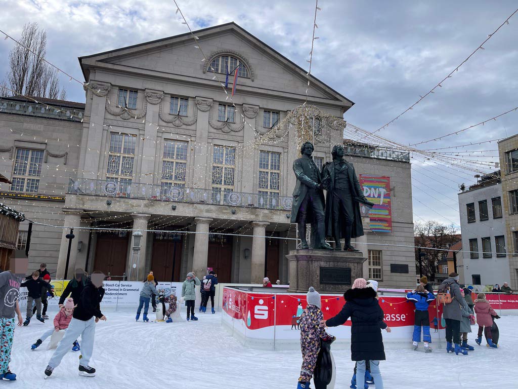 goethe und schiller denkmal in weimar mit eisbahn